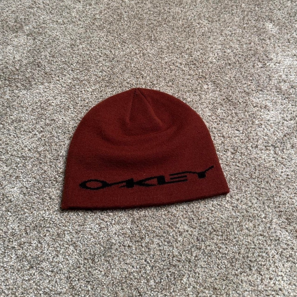 RED OAKLEY CLASSIC LOGO BEANIE